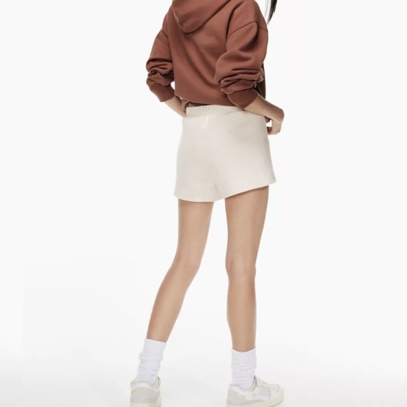 Aritzia TNA cozy fleece perfect 3” high-rise sweatshort - Picture 3 of 4
